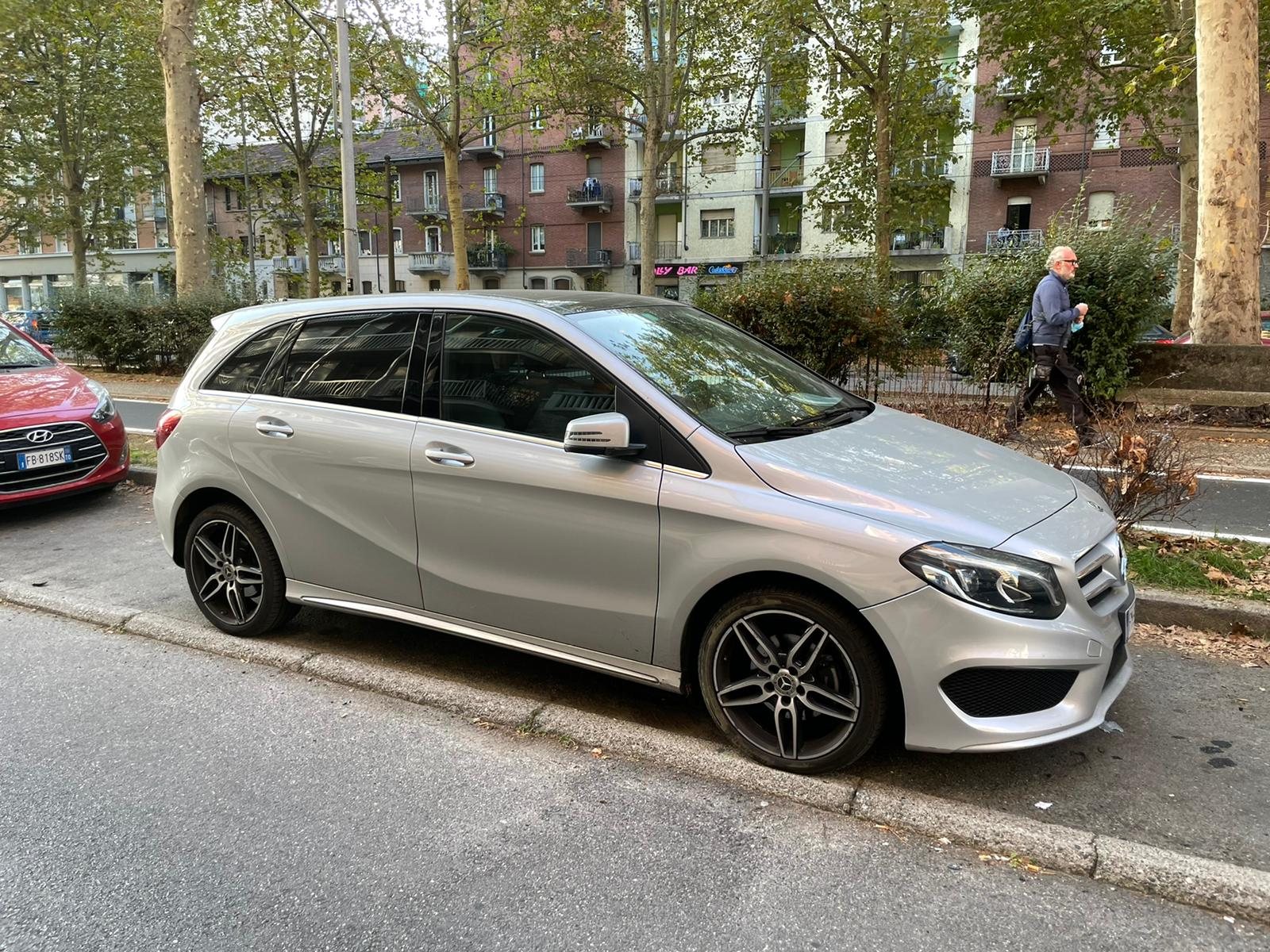 Mercedes-Benz Classe B 180 d Automatic Premium AMG Line usata Torchiara Cilento - foto 2