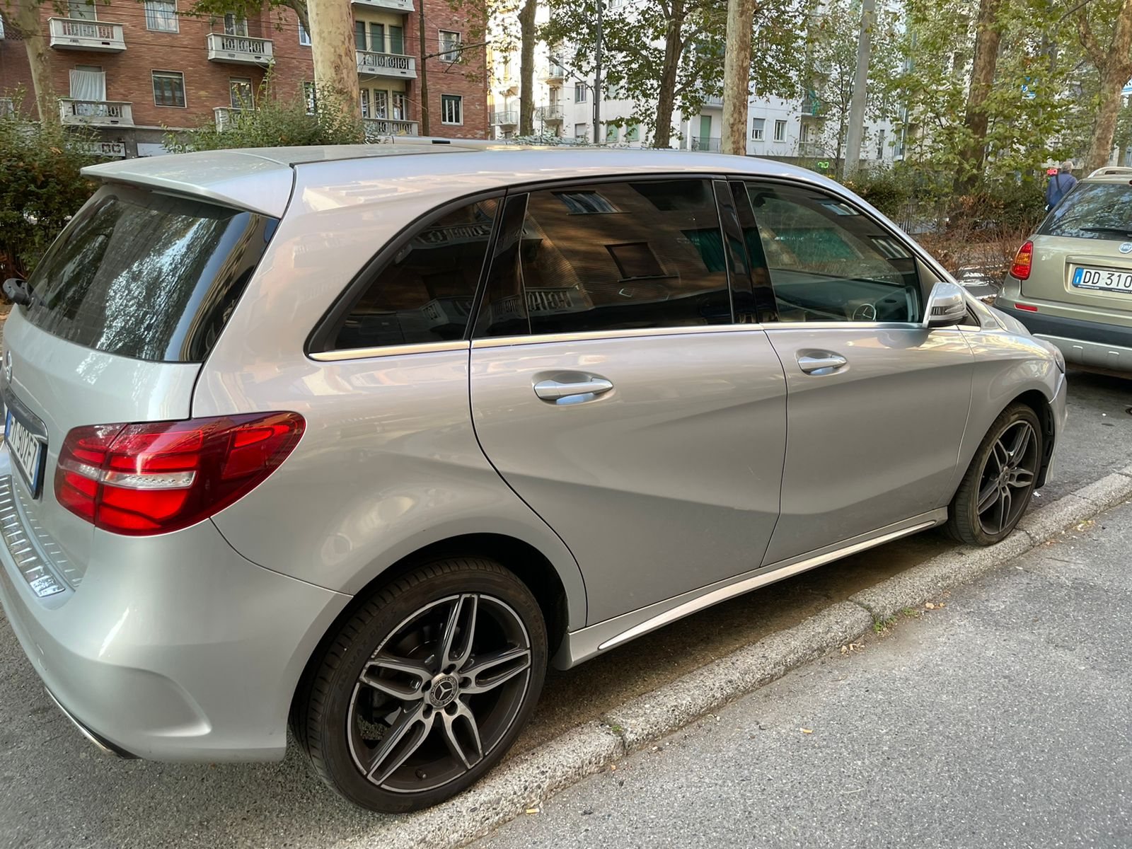 Mercedes-Benz Classe B 180 d Automatic Premium AMG Line usata Torchiara Cilento - foto 4
